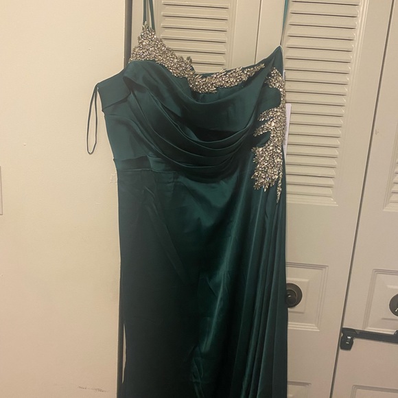 *PERFECT FOR PROM* PORTIA AND SCARLETT EMERALD FORMAL DRESS WITH GLOVES - Picture 2 of 5